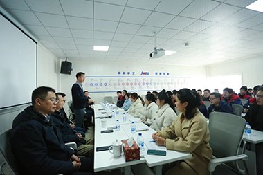 2023, sebuah perjalanan baru Ketua Mr He dari Jwell Machinery mengucapkan selamat tahun baru kepada semua karyawan di pabrik Zhejiang!